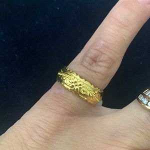 14kt plated flower pattern band.  Tagged as 7 actually a 6 1/2